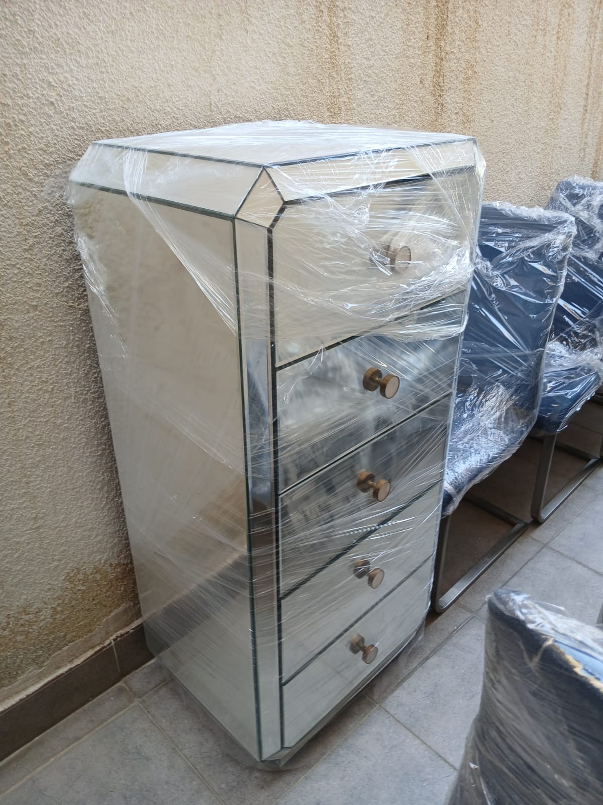 دواليب خشبية مغلفة بعناية للنقل