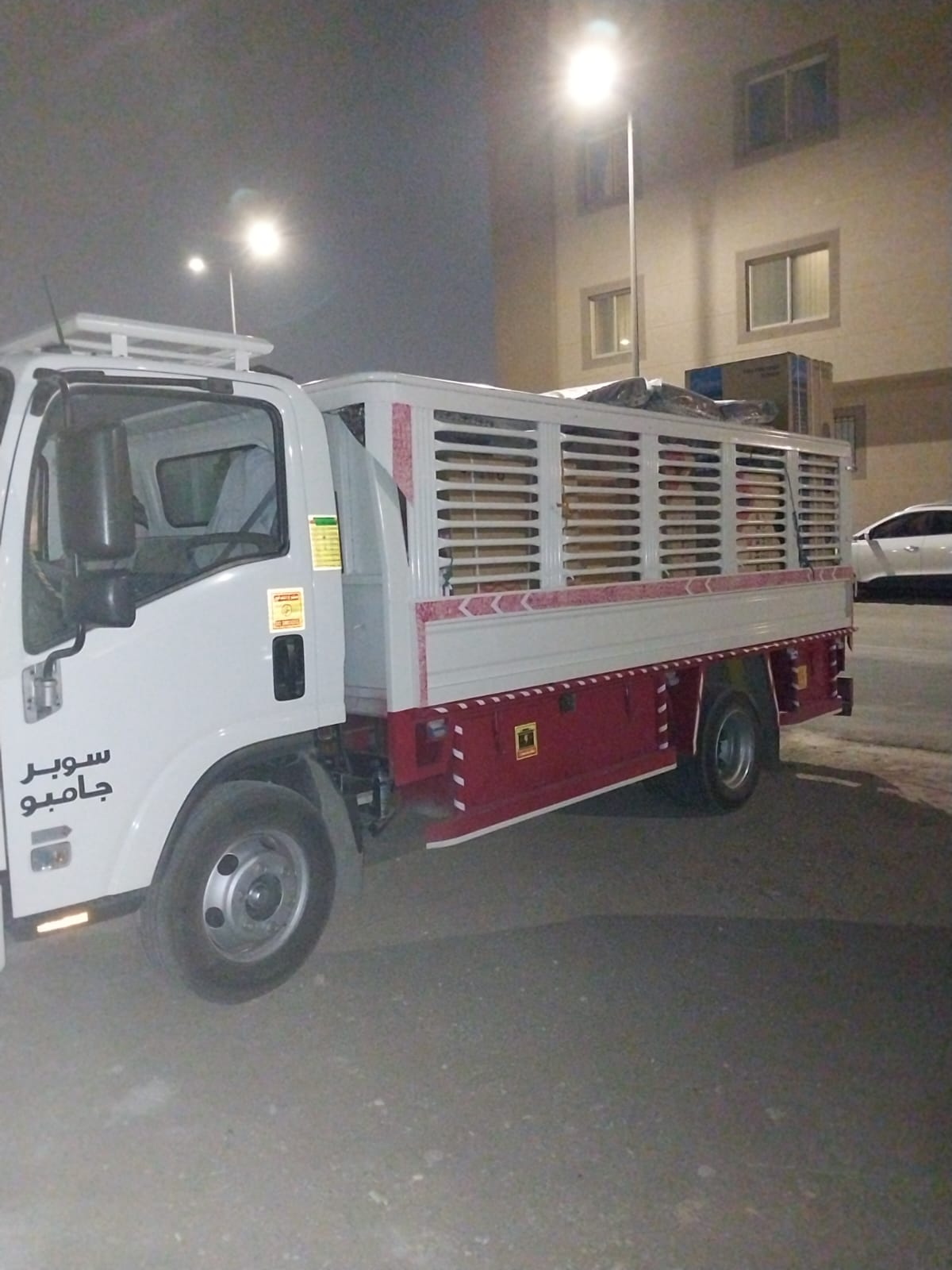 دواليب مطبخ ومغاسل مغلفة قبل النقل والتركيب